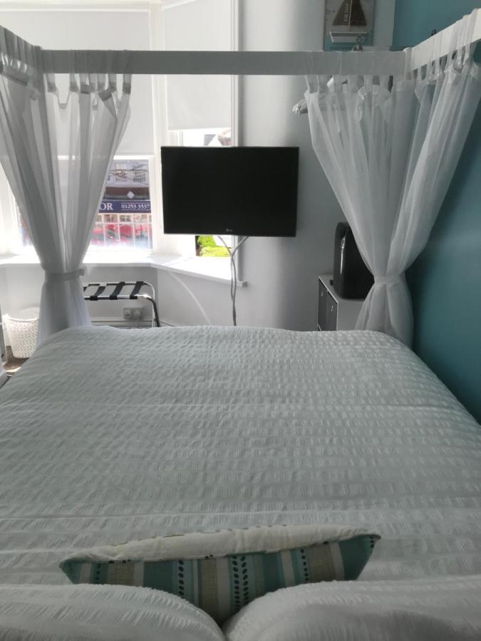 Number 40 - No Multiple Room Bookings 黑潭 外观 照片