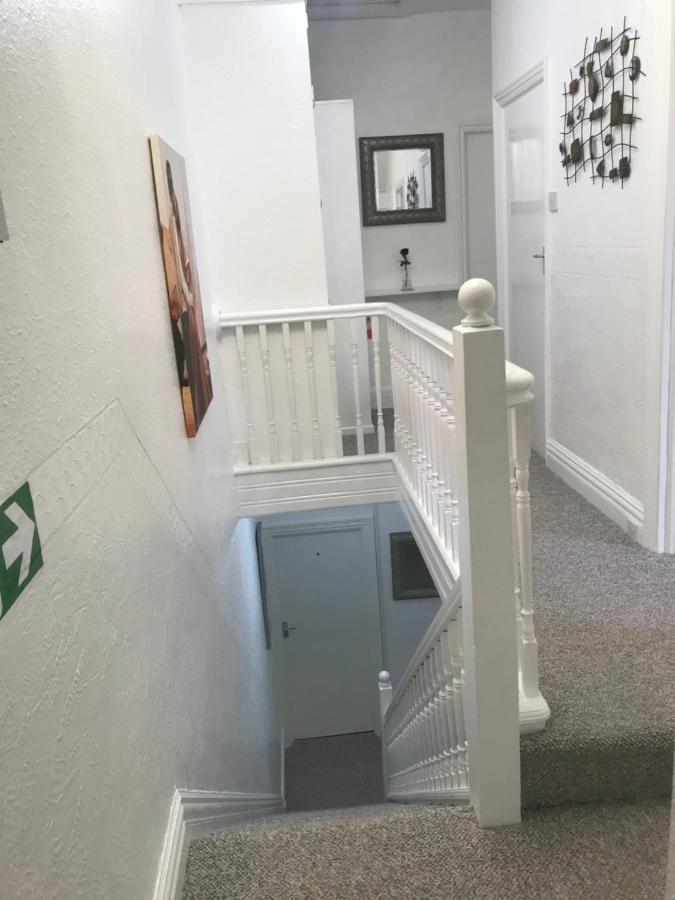 Number 40 - No Multiple Room Bookings 黑潭 外观 照片