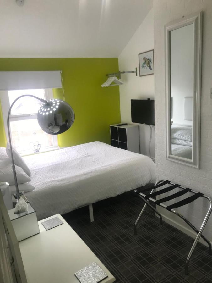 Number 40 - No Multiple Room Bookings 黑潭 外观 照片